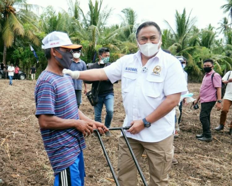 Reses Di Pohuwato, Rachmat Gobel serahkan 1 Ton Pupuk Kepada Petani 