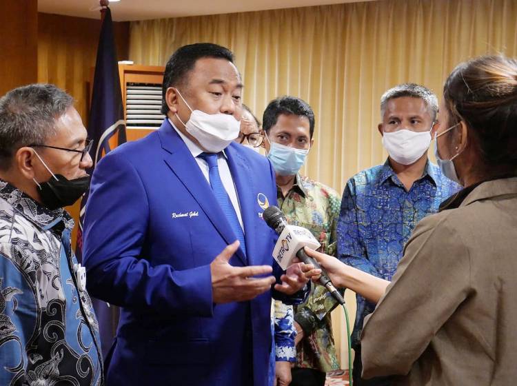 Rachmat Gobel Serahkan 4 SK CAKADA NasDem Untuk Sulawesi Tenggara