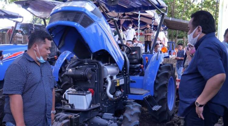 Gobel Serahkan Alsintan untuk Petani Gorontalo Utara