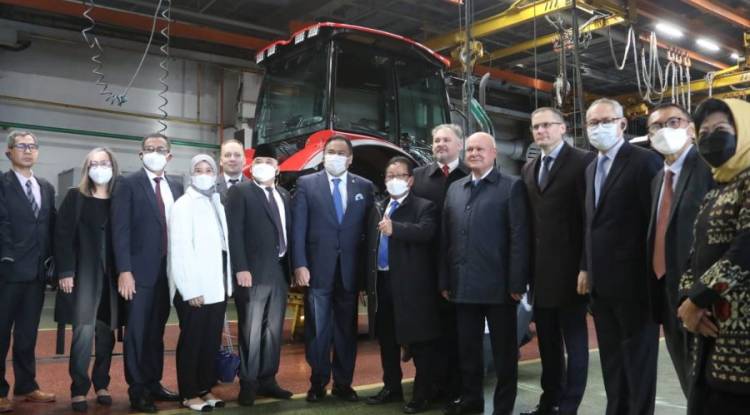 Gobel Minta Belarusia Produksi Traktor di Indonesia