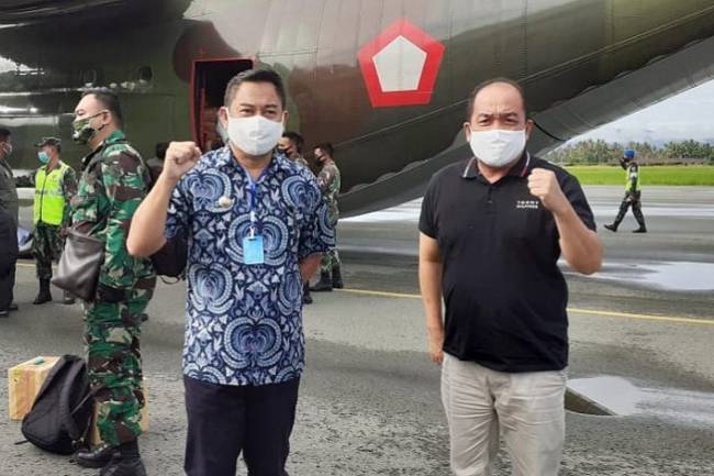 PERCEPAT PENGIRIMAN BANTUAN KORBAN BANJIR, RACHMAT GOBEL GUNAKAN PESAWAT HERCULES TNI-AU