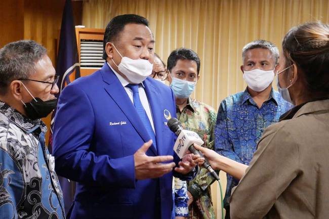 Rachmat Gobel Serahkan 4 SK CAKADA NasDem Untuk Sulawesi Tenggara